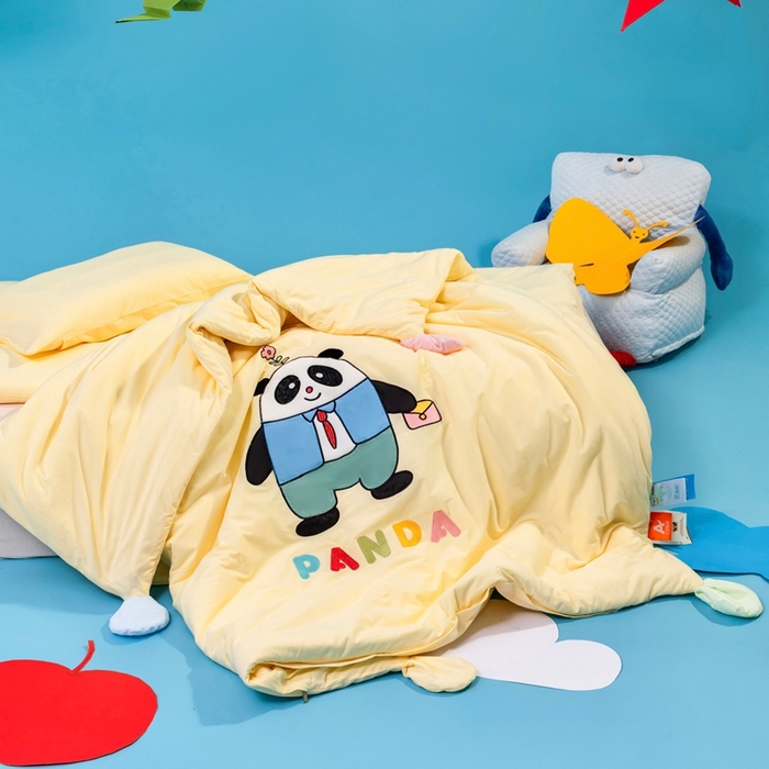 91家纺网 家纺一手货源 找家纺 喜多兔儿童家纺 2025新款小梦幻纯棉针织棉紧密纺绣花幼儿园被子三件套 黄色梦幻小熊猫