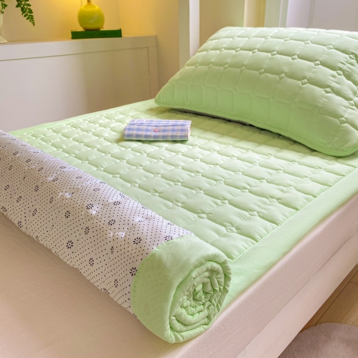 91家纺网 家纺一手货源 找家纺 麒东家纺 2025新款学生纯色水洗棉夹棉床垫 绿色
