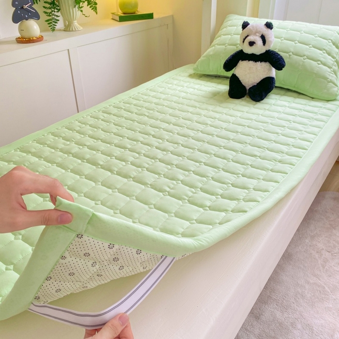 91家纺网 家纺一手货源 找家纺 麒东家纺 2025新款学生纯色水洗棉夹棉床垫 绿色