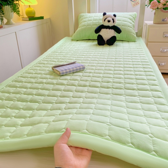 91家纺网 家纺一手货源 找家纺 麒东家纺 2025新款学生纯色水洗棉夹棉床垫 绿色