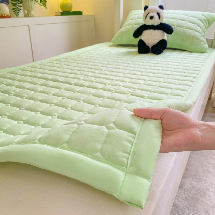 91家纺网 家纺一手货源 找家纺 麒东家纺 2025新款学生纯色水洗棉夹棉床垫 绿色