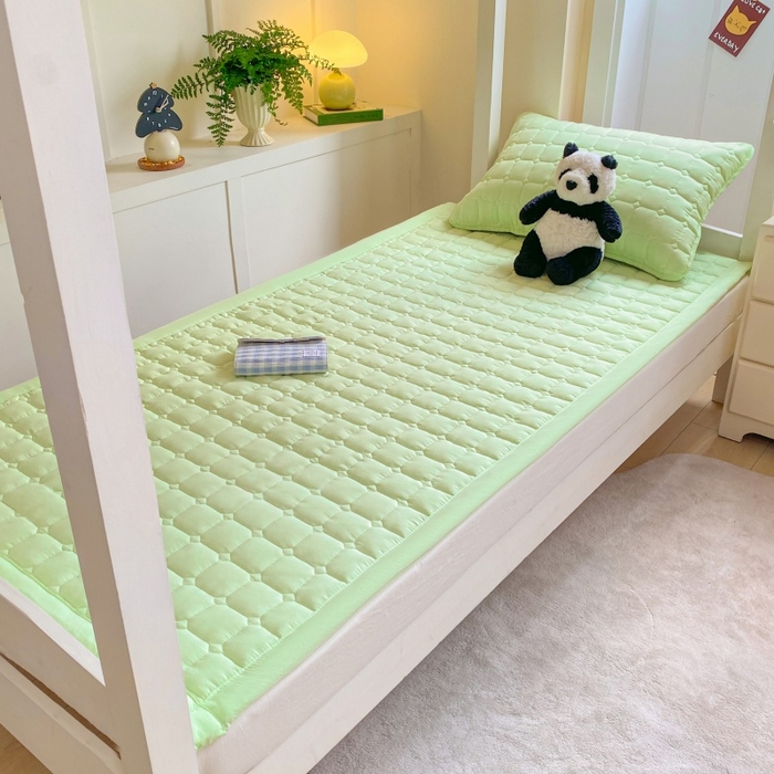 91家纺网 家纺一手货源 找家纺 麒东家纺 2025新款学生纯色水洗棉夹棉床垫 绿色