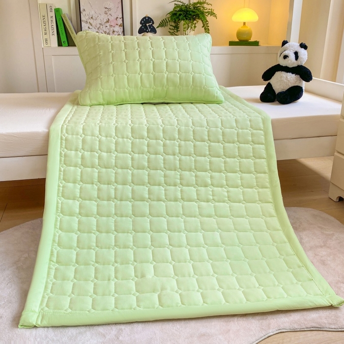 91家纺网 家纺一手货源 找家纺 麒东家纺 2025新款学生纯色水洗棉夹棉床垫 绿色