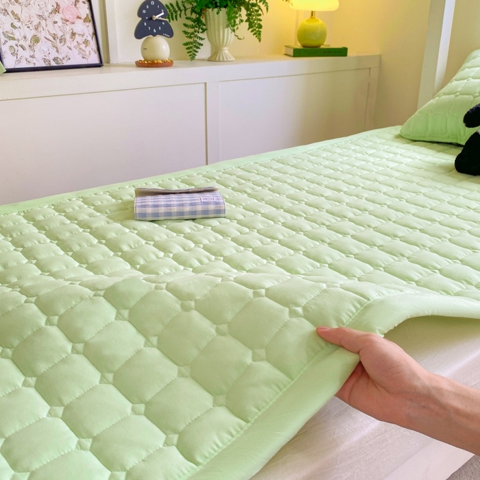 91家纺网 家纺一手货源 找家纺 麒东家纺 2025新款学生纯色水洗棉夹棉床垫 绿色