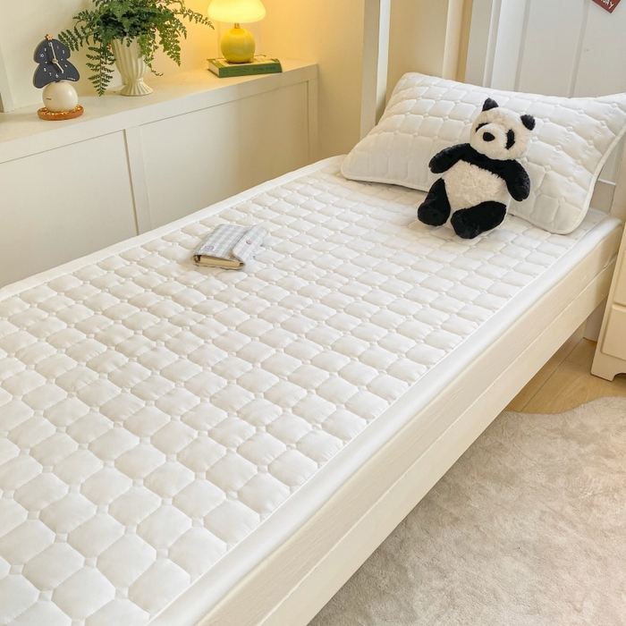 91家纺网 家纺一手货源 找家纺 麒东家纺 2025新款学生纯色水洗棉夹棉床垫 米白