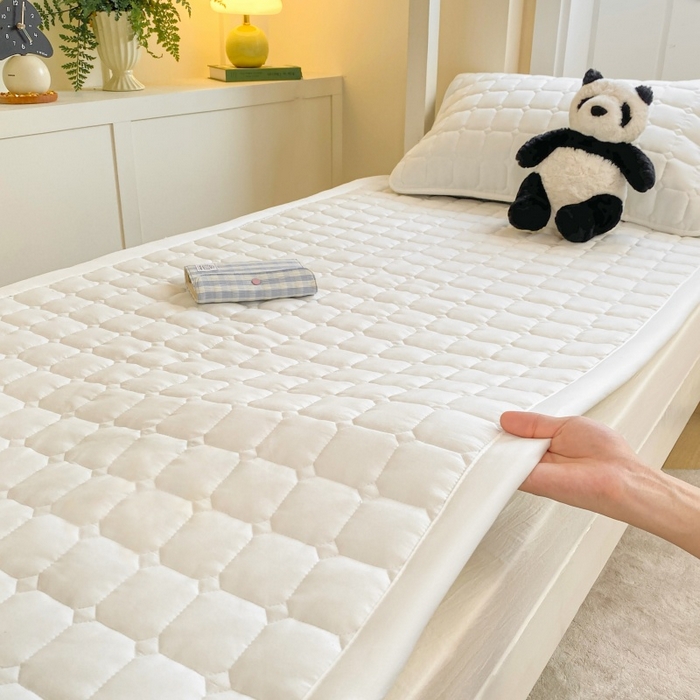 91家纺网 家纺一手货源 找家纺 麒东家纺 2025新款学生纯色水洗棉夹棉床垫 米白