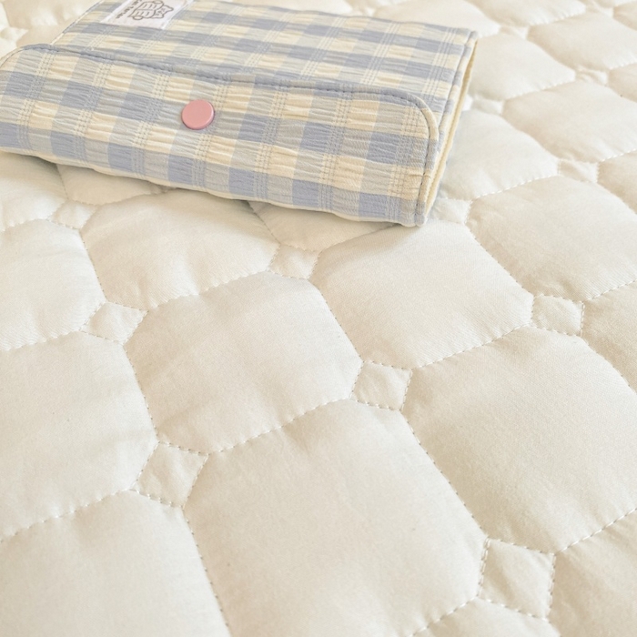 91家纺网 家纺一手货源 找家纺 麒东家纺 2025新款学生纯色水洗棉夹棉床垫 米白