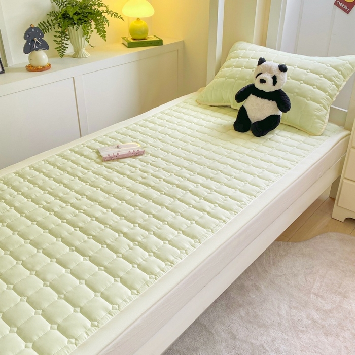 91家纺网 家纺一手货源 找家纺 麒东家纺 2025新款学生纯色水洗棉夹棉床垫 奶油