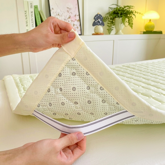 91家纺网 家纺一手货源 找家纺 麒东家纺 2025新款学生纯色水洗棉夹棉床垫 奶油