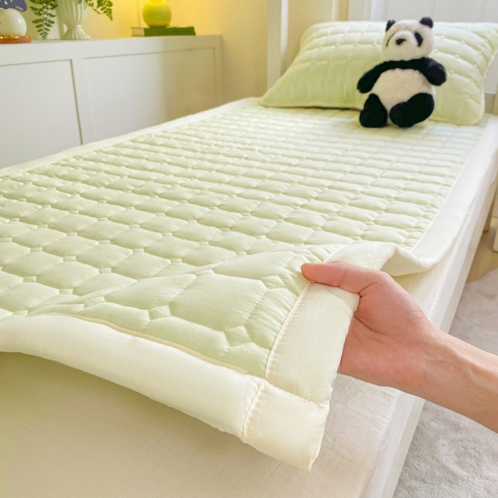 91家纺网 家纺一手货源 找家纺 麒东家纺 2025新款学生纯色水洗棉夹棉床垫 奶油