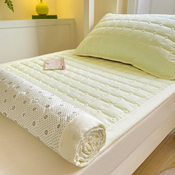 91家纺网 家纺一手货源 找家纺 麒东家纺 2025新款学生纯色水洗棉夹棉床垫 奶油