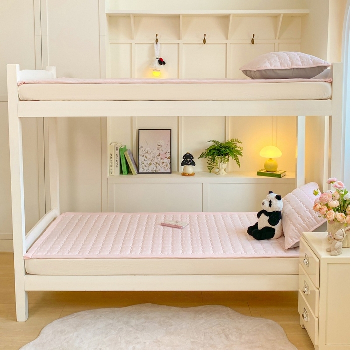 91家纺网 家纺一手货源 找家纺 麒东家纺 2025新款学生纯色水洗棉夹棉床垫 玉色