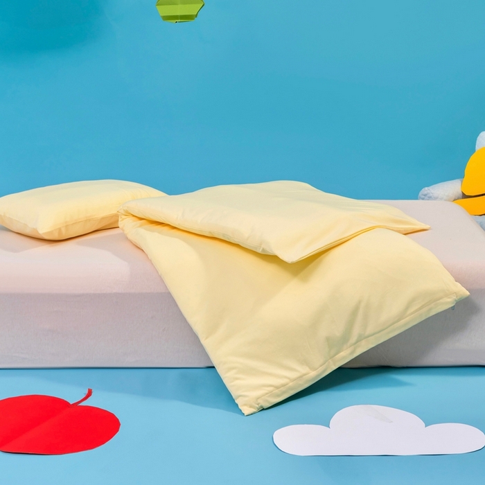 91家纺网 家纺一手货源 找家纺 喜多兔儿童家纺 2025新款小梦幻纯棉针织棉紧密纺绣花幼儿园被子三件套 黄色梦幻小鸭子