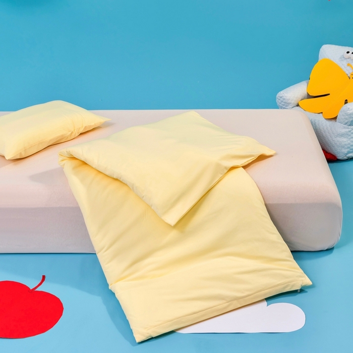 91家纺网 家纺一手货源 找家纺 喜多兔儿童家纺 2025新款小梦幻纯棉针织棉紧密纺绣花幼儿园被子三件套 黄色梦幻小鸭子