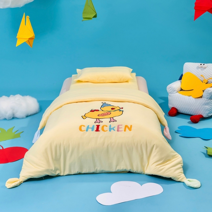 91家纺网 家纺一手货源 找家纺 喜多兔儿童家纺 2025新款小梦幻纯棉针织棉紧密纺绣花幼儿园被子三件套 黄色梦幻小鸭子