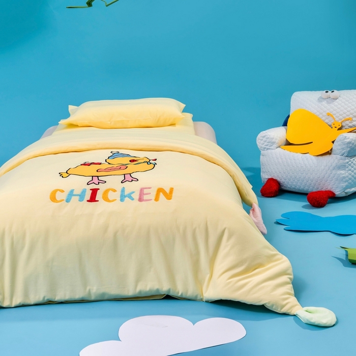 91家纺网 家纺一手货源 找家纺 喜多兔儿童家纺 2025新款小梦幻纯棉针织棉紧密纺绣花幼儿园被子三件套 黄色梦幻小鸭子