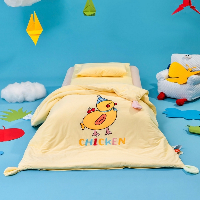 91家纺网 家纺一手货源 找家纺 喜多兔儿童家纺 2025新款小梦幻纯棉针织棉紧密纺绣花幼儿园被子三件套 黄色梦幻小鸭子