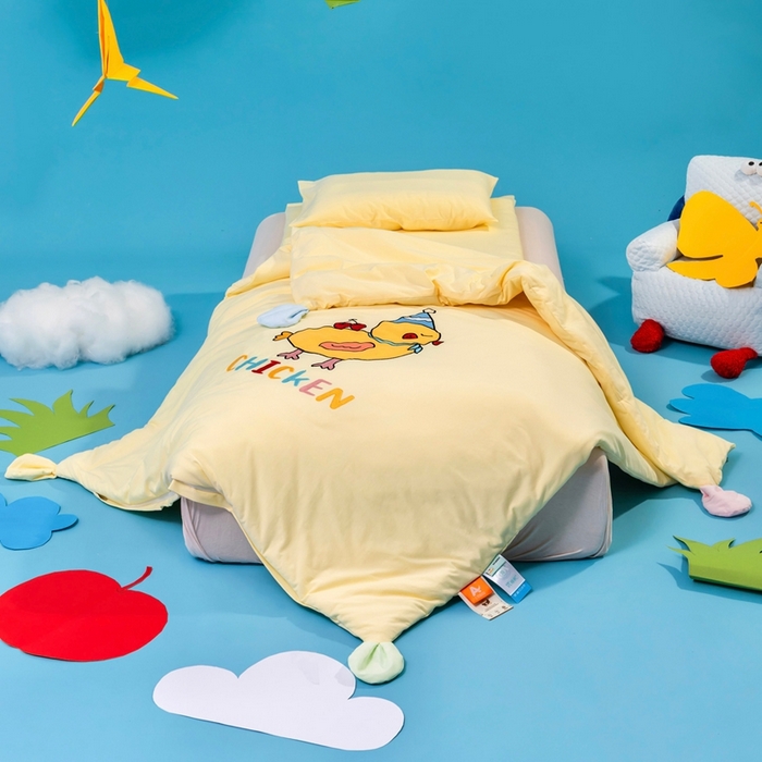91家纺网 家纺一手货源 找家纺 喜多兔儿童家纺 2025新款小梦幻纯棉针织棉紧密纺绣花幼儿园被子三件套 黄色梦幻小鸭子