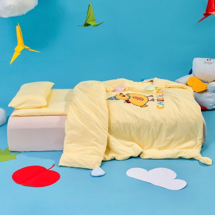 91家纺网 家纺一手货源 找家纺 喜多兔儿童家纺 2025新款小梦幻纯棉针织棉紧密纺绣花幼儿园被子三件套 黄色梦幻小鸭子