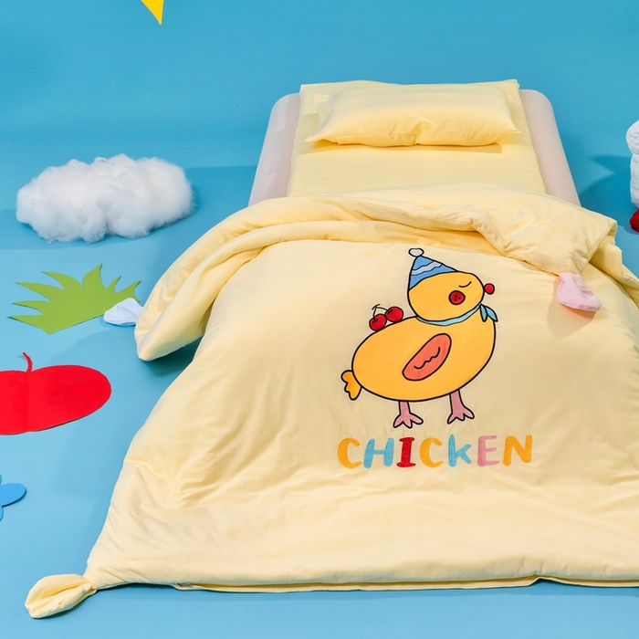 91家纺网 家纺一手货源 找家纺 喜多兔儿童家纺 2025新款小梦幻纯棉针织棉紧密纺绣花幼儿园被子三件套 黄色梦幻小鸭子