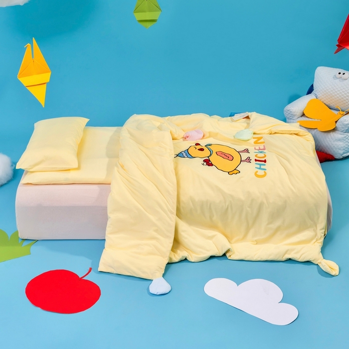 91家纺网 家纺一手货源 找家纺 喜多兔儿童家纺 2025新款小梦幻纯棉针织棉紧密纺绣花幼儿园被子三件套 黄色梦幻小鸭子