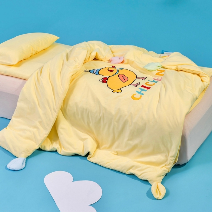 91家纺网 家纺一手货源 找家纺 喜多兔儿童家纺 2025新款小梦幻纯棉针织棉紧密纺绣花幼儿园被子三件套 黄色梦幻小鸭子