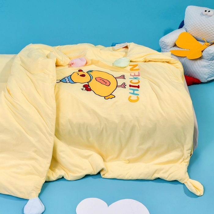 91家纺网 家纺一手货源 找家纺 喜多兔儿童家纺 2025新款小梦幻纯棉针织棉紧密纺绣花幼儿园被子三件套 黄色梦幻小鸭子