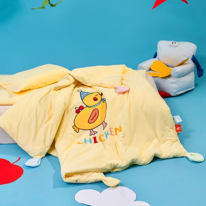 91家纺网 家纺一手货源 找家纺 喜多兔儿童家纺 2025新款小梦幻纯棉针织棉紧密纺绣花幼儿园被子三件套 黄色梦幻小鸭子