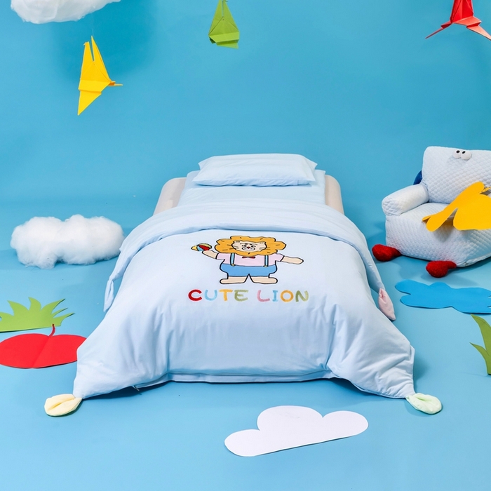 91家纺网 家纺一手货源 找家纺 喜多兔儿童家纺 2025新款小梦幻纯棉针织棉紧密纺绣花幼儿园被子三件套 蓝色梦幻小狮子