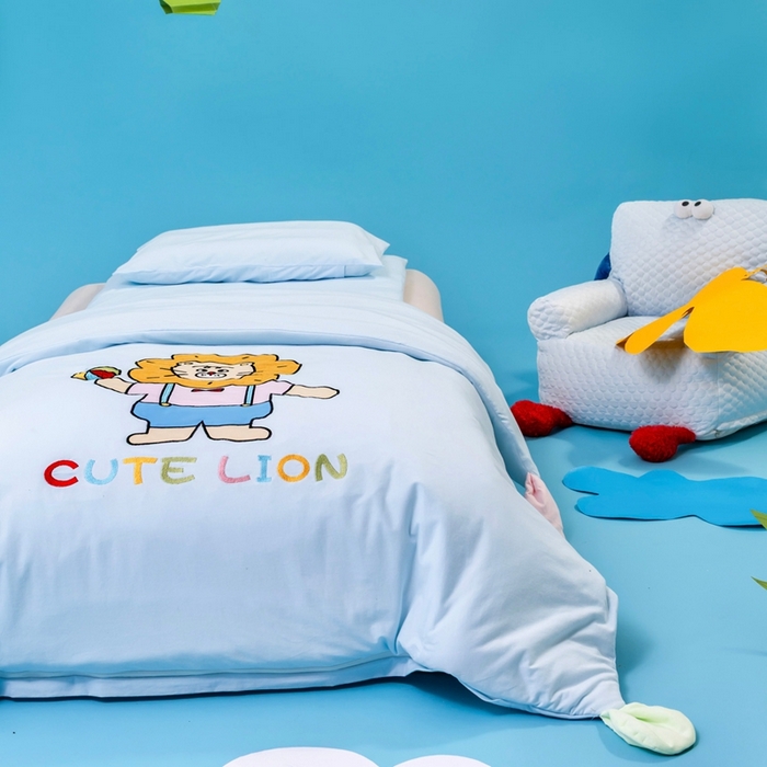 91家纺网 家纺一手货源 找家纺 喜多兔儿童家纺 2025新款小梦幻纯棉针织棉紧密纺绣花幼儿园被子三件套 蓝色梦幻小狮子