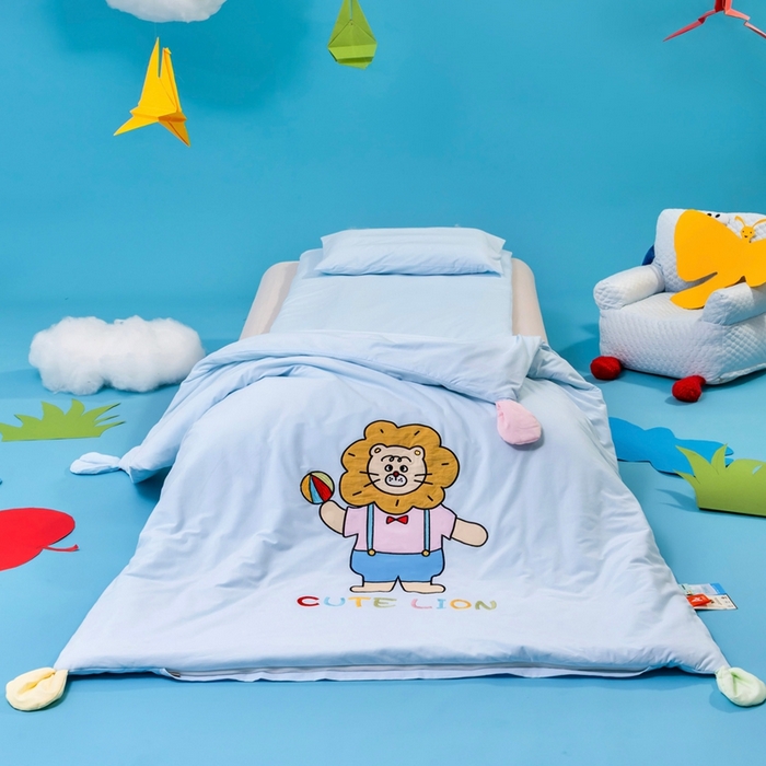 91家纺网 家纺一手货源 找家纺 喜多兔儿童家纺 2025新款小梦幻纯棉针织棉紧密纺绣花幼儿园被子三件套 蓝色梦幻小狮子