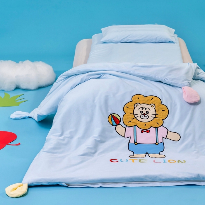 91家纺网 家纺一手货源 找家纺 喜多兔儿童家纺 2025新款小梦幻纯棉针织棉紧密纺绣花幼儿园被子三件套 蓝色梦幻小狮子