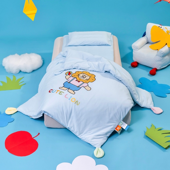 91家纺网 家纺一手货源 找家纺 喜多兔儿童家纺 2025新款小梦幻纯棉针织棉紧密纺绣花幼儿园被子三件套 蓝色梦幻小狮子