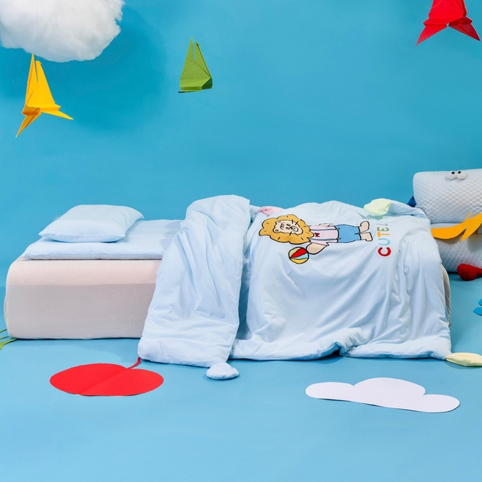 91家纺网 家纺一手货源 找家纺 喜多兔儿童家纺 2025新款小梦幻纯棉针织棉紧密纺绣花幼儿园被子三件套 蓝色梦幻小狮子