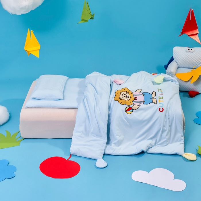 91家纺网 家纺一手货源 找家纺 喜多兔儿童家纺 2025新款小梦幻纯棉针织棉紧密纺绣花幼儿园被子三件套 蓝色梦幻小狮子