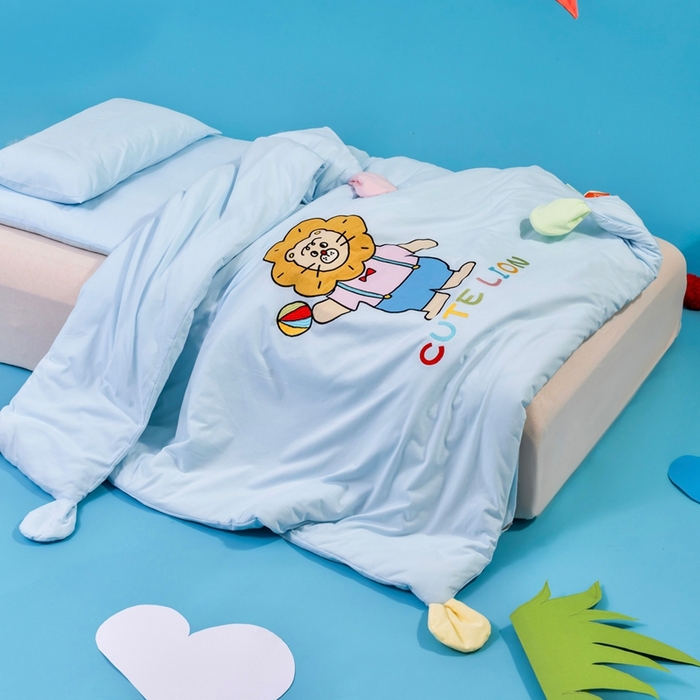 91家纺网 家纺一手货源 找家纺 喜多兔儿童家纺 2025新款小梦幻纯棉针织棉紧密纺绣花幼儿园被子三件套 蓝色梦幻小狮子