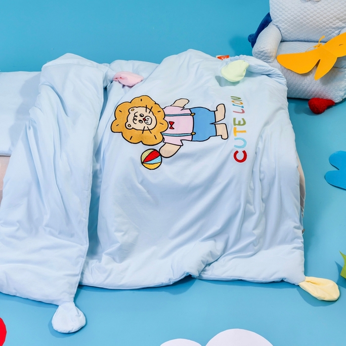 91家纺网 家纺一手货源 找家纺 喜多兔儿童家纺 2025新款小梦幻纯棉针织棉紧密纺绣花幼儿园被子三件套 蓝色梦幻小狮子