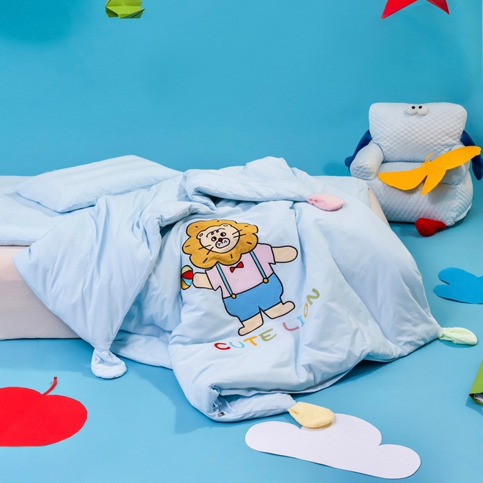 91家纺网 家纺一手货源 找家纺 喜多兔儿童家纺 2025新款小梦幻纯棉针织棉紧密纺绣花幼儿园被子三件套 蓝色梦幻小狮子