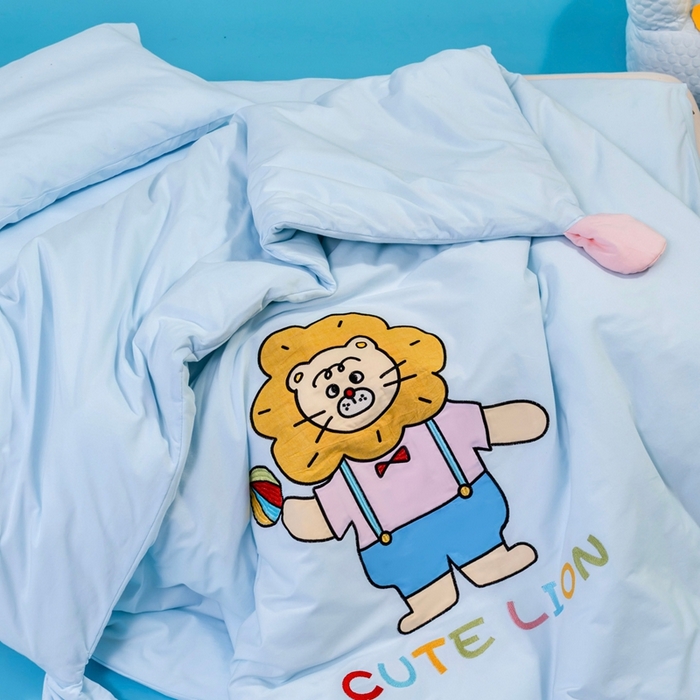 91家纺网 家纺一手货源 找家纺 喜多兔儿童家纺 2025新款小梦幻纯棉针织棉紧密纺绣花幼儿园被子三件套 蓝色梦幻小狮子