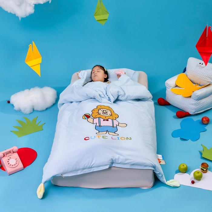 91家纺网 家纺一手货源 找家纺 喜多兔儿童家纺 2025新款小梦幻纯棉针织棉紧密纺绣花幼儿园被子三件套 蓝色梦幻小狮子