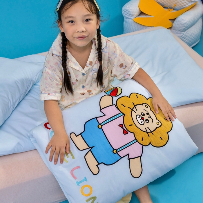 91家纺网 家纺一手货源 找家纺 喜多兔儿童家纺 2025新款小梦幻纯棉针织棉紧密纺绣花幼儿园被子三件套 蓝色梦幻小狮子