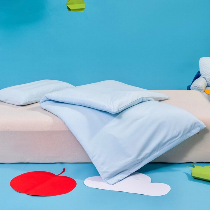 91家纺网 家纺一手货源 找家纺 喜多兔儿童家纺 2025新款小梦幻纯棉针织棉紧密纺绣花幼儿园被子三件套 蓝色梦幻小狮子