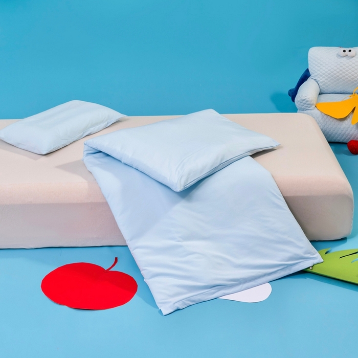 91家纺网 家纺一手货源 找家纺 喜多兔儿童家纺 2025新款小梦幻纯棉针织棉紧密纺绣花幼儿园被子三件套 蓝色梦幻小狮子