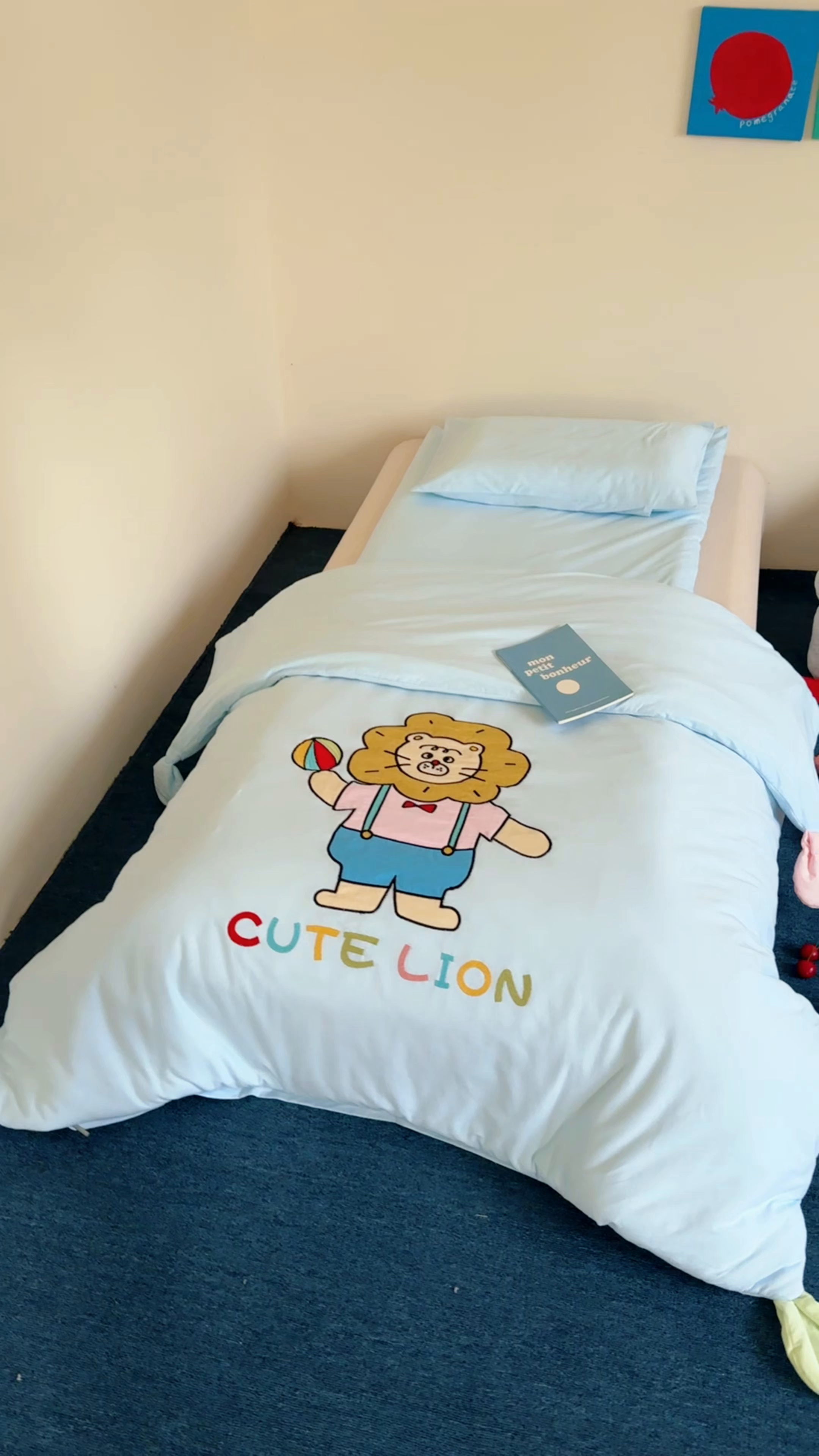 91家纺网 家纺一手货源 找家纺 喜多兔儿童家纺 2025新款小梦幻纯棉针织棉紧密纺绣花幼儿园被子三件套 蓝色梦幻小狮子