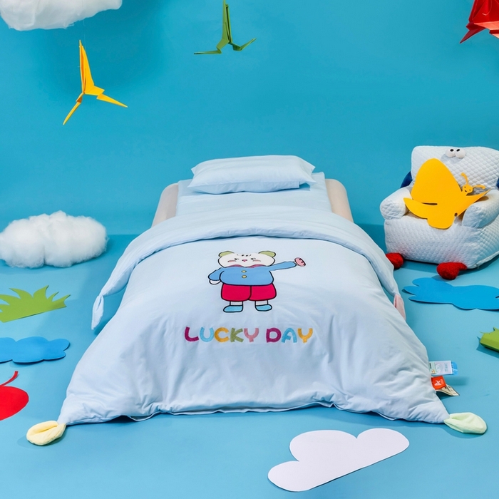 91家纺网 家纺一手货源 找家纺 喜多兔儿童家纺 2025新款小梦幻纯棉针织棉紧密纺绣花幼儿园被子三件套 蓝色梦幻小熊