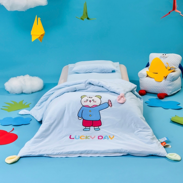 91家纺网 家纺一手货源 找家纺 喜多兔儿童家纺 2025新款小梦幻纯棉针织棉紧密纺绣花幼儿园被子三件套 蓝色梦幻小熊