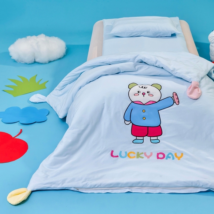 91家纺网 家纺一手货源 找家纺 喜多兔儿童家纺 2025新款小梦幻纯棉针织棉紧密纺绣花幼儿园被子三件套 蓝色梦幻小熊