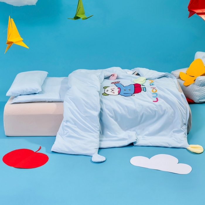 91家纺网 家纺一手货源 找家纺 喜多兔儿童家纺 2025新款小梦幻纯棉针织棉紧密纺绣花幼儿园被子三件套 蓝色梦幻小熊