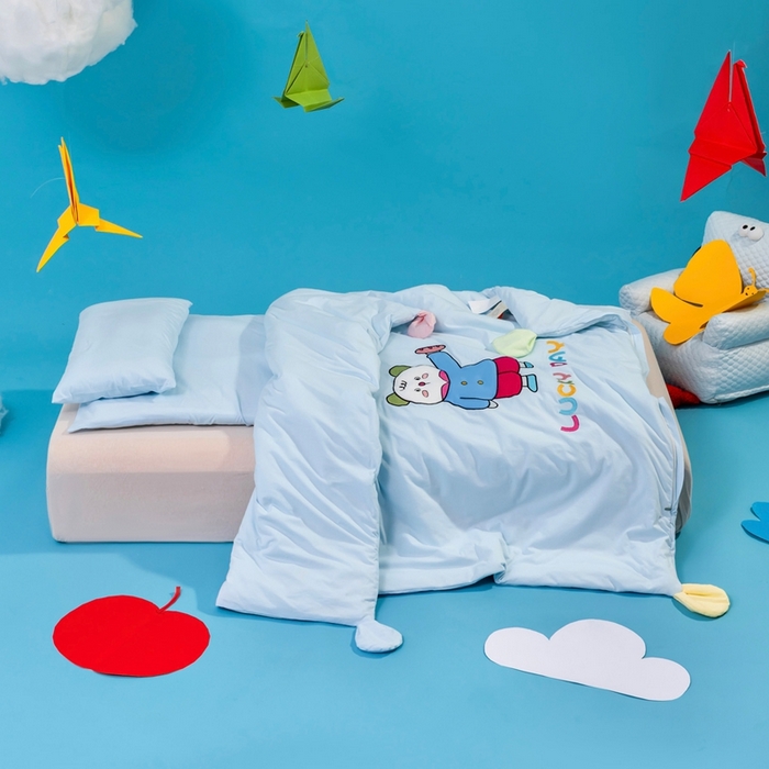 91家纺网 家纺一手货源 找家纺 喜多兔儿童家纺 2025新款小梦幻纯棉针织棉紧密纺绣花幼儿园被子三件套 蓝色梦幻小熊