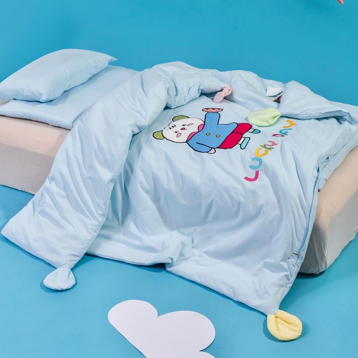 91家纺网 家纺一手货源 找家纺 喜多兔儿童家纺 2025新款小梦幻纯棉针织棉紧密纺绣花幼儿园被子三件套 蓝色梦幻小熊